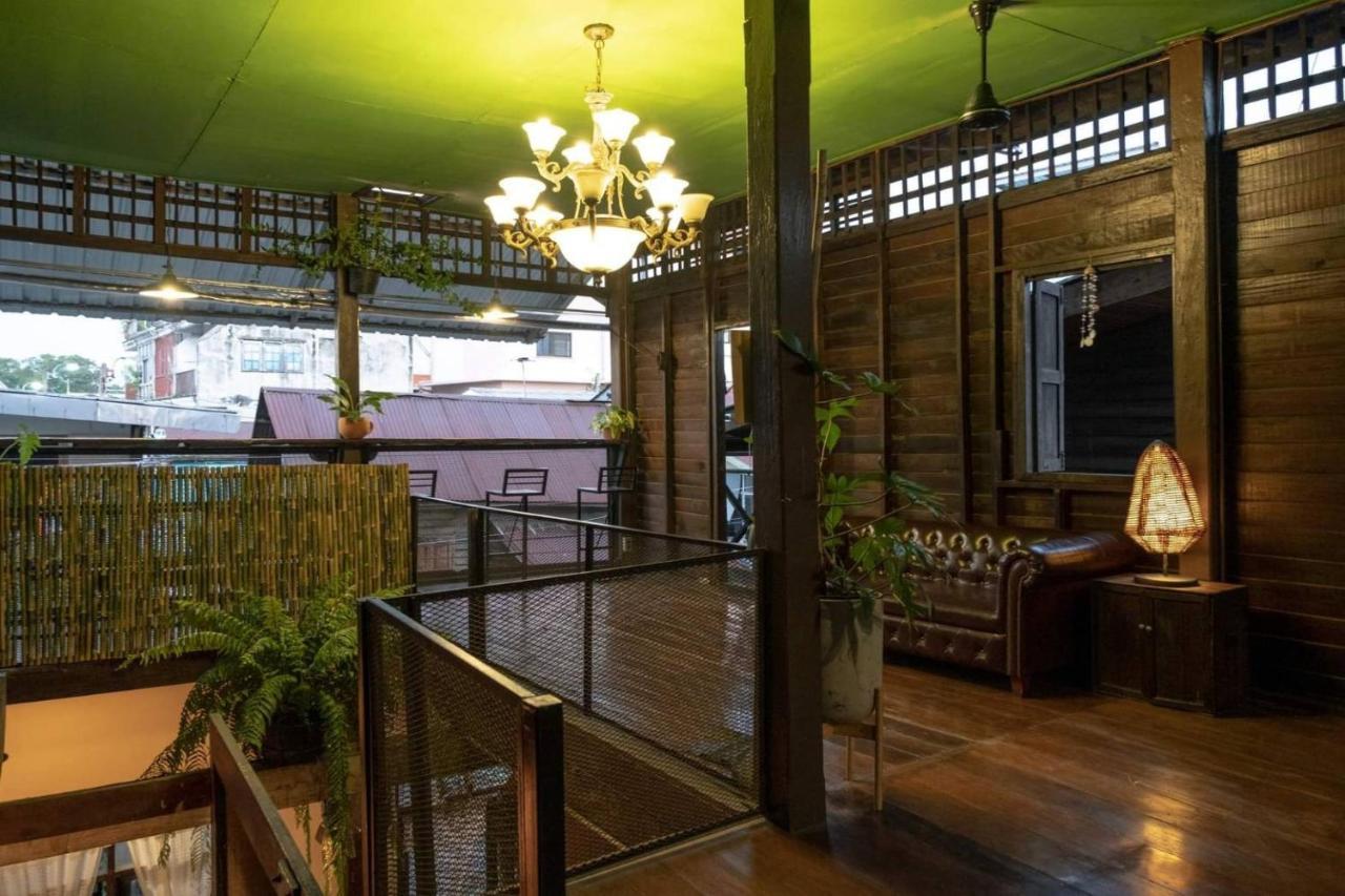 Non house hostel Bangkok Buitenkant foto