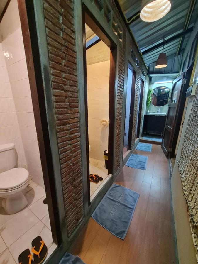 Non house hostel Bangkok Buitenkant foto