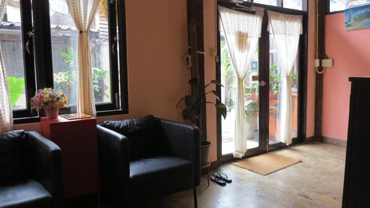 Non house hostel Bangkok Buitenkant foto
