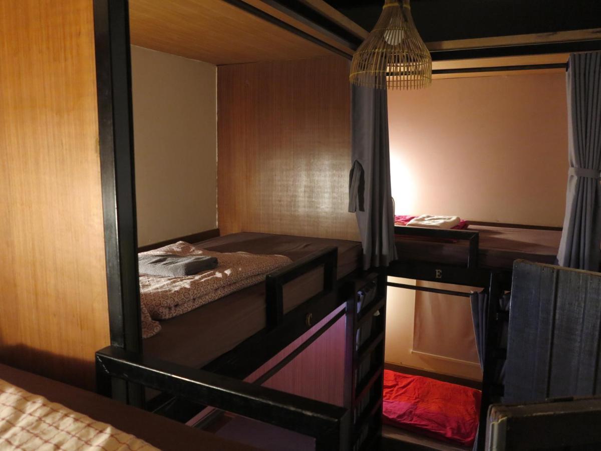 Non house hostel Bangkok Buitenkant foto
