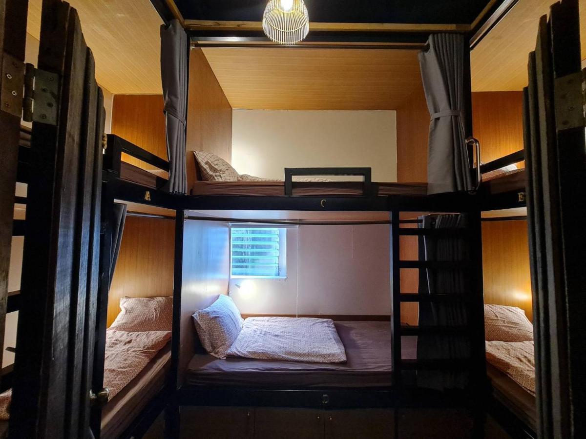 Non house hostel Bangkok Buitenkant foto