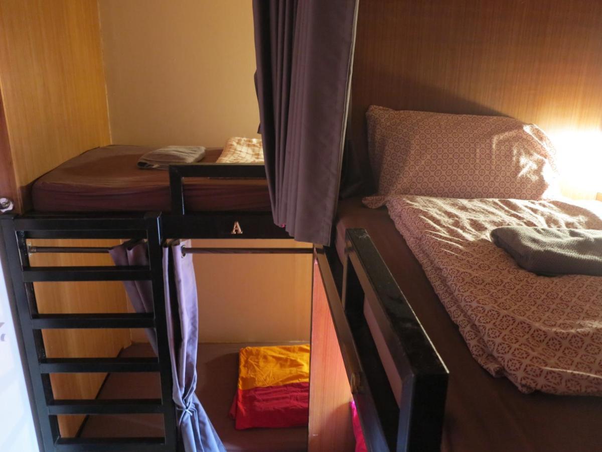 Non house hostel Bangkok Buitenkant foto